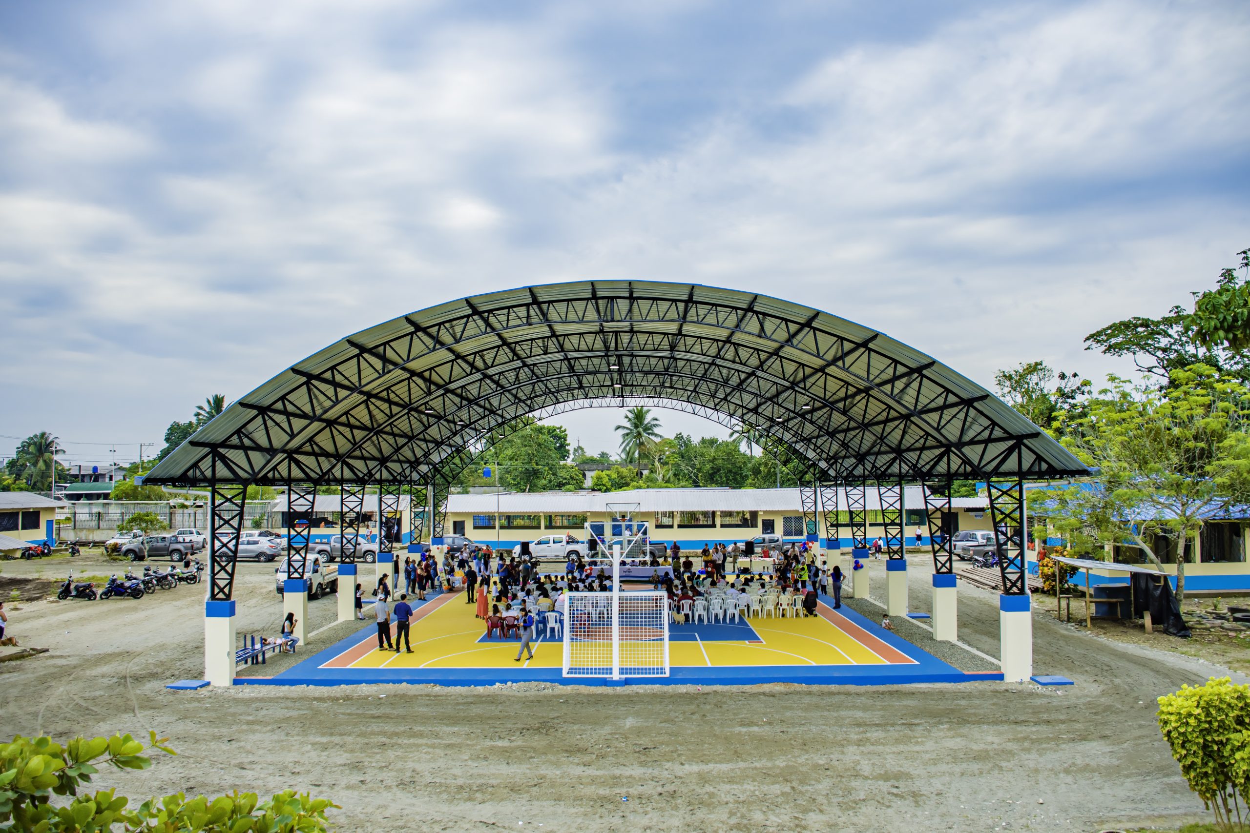 ALCALDE FREIRE INAUGURÓ CANCHA DE USO MÚLTIPLE EN LA ESCUELA TENIENTE HUGO ORTIZ