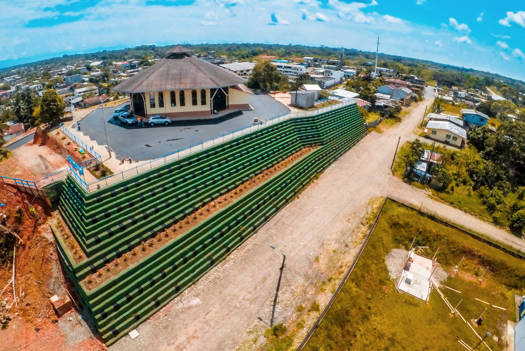 ENTREGAMOS MURO DE CONTENCIÓN Y MIRADOR TURÍSTICO EN EL NORTE DE NUEVA LOJA.