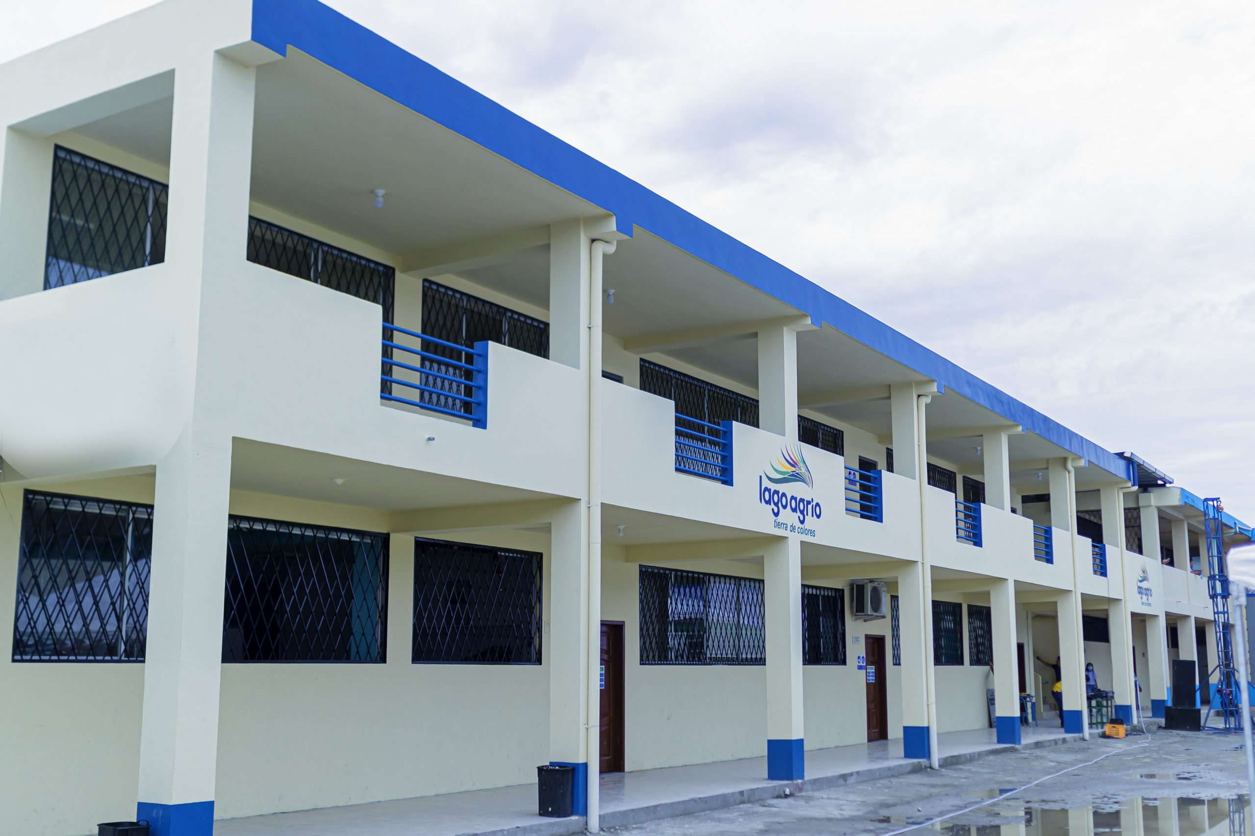 TRES AULAS NUEVAS PARA LA ESCUELA DE EDUCACIÓN BÁSICA LAGO AGRIO