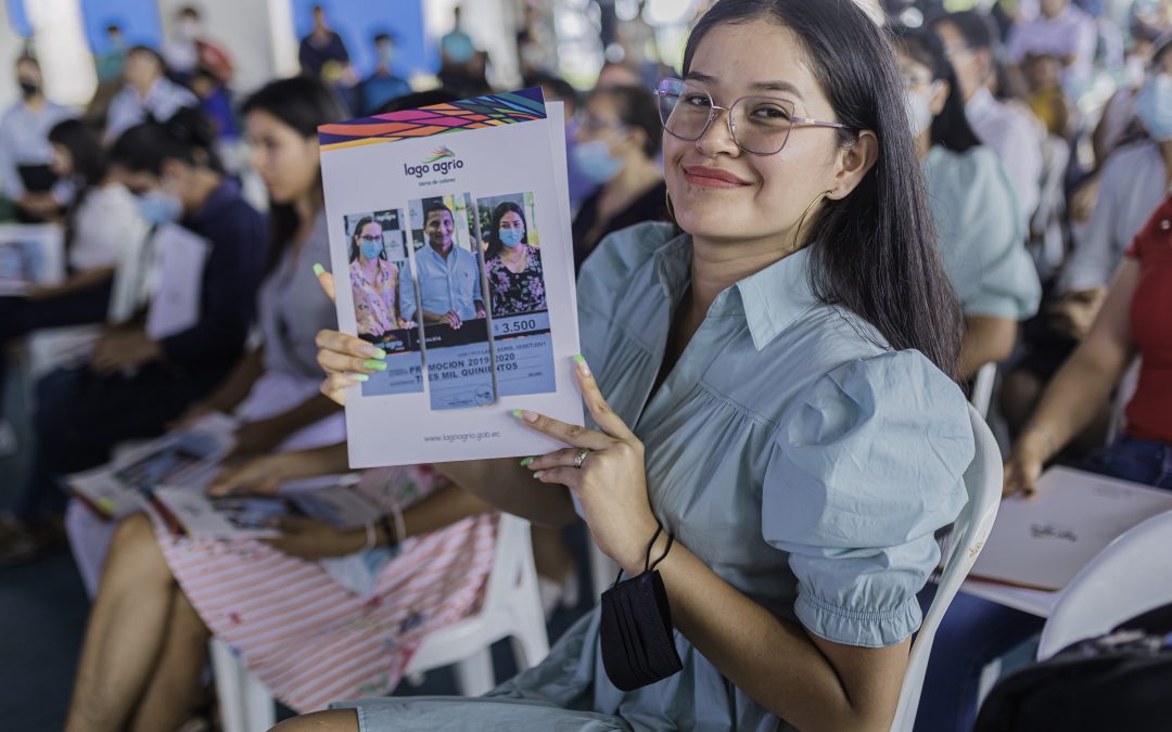 64 ESTUDIANTES RECIBEN BECAS