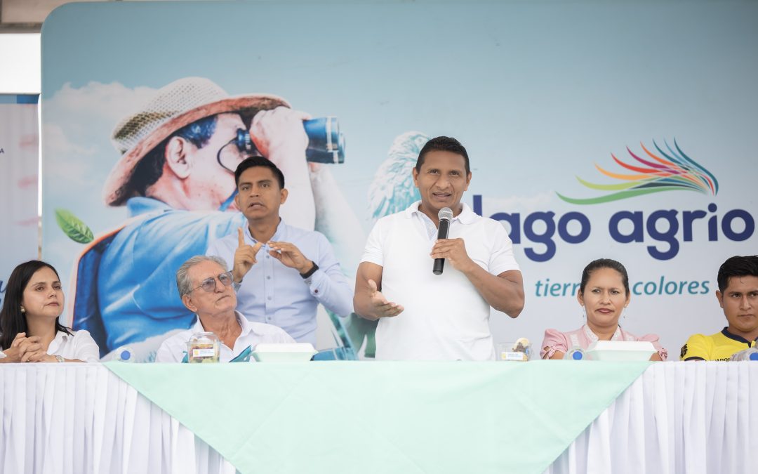 LA PRIMERA AUTORIDAD DE LAGO AGRIO INAUGURA OBRA