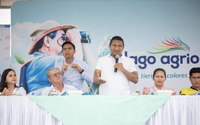 LA PRIMERA AUTORIDAD DE LAGO AGRIO INAUGURA OBRA