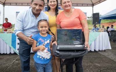 Maestros de escuelas unidocentes reciben computadoras