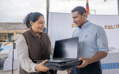 Laptops para maestros de planteles urbano marginales.