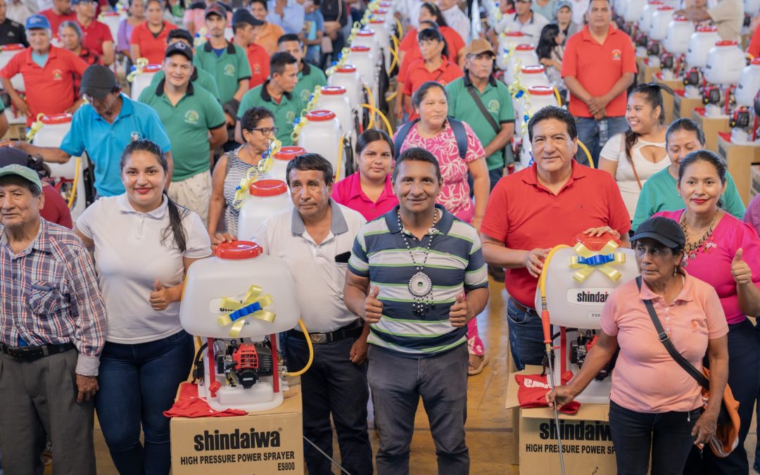 Agricultores de El Eno reciben bomba de fumigar