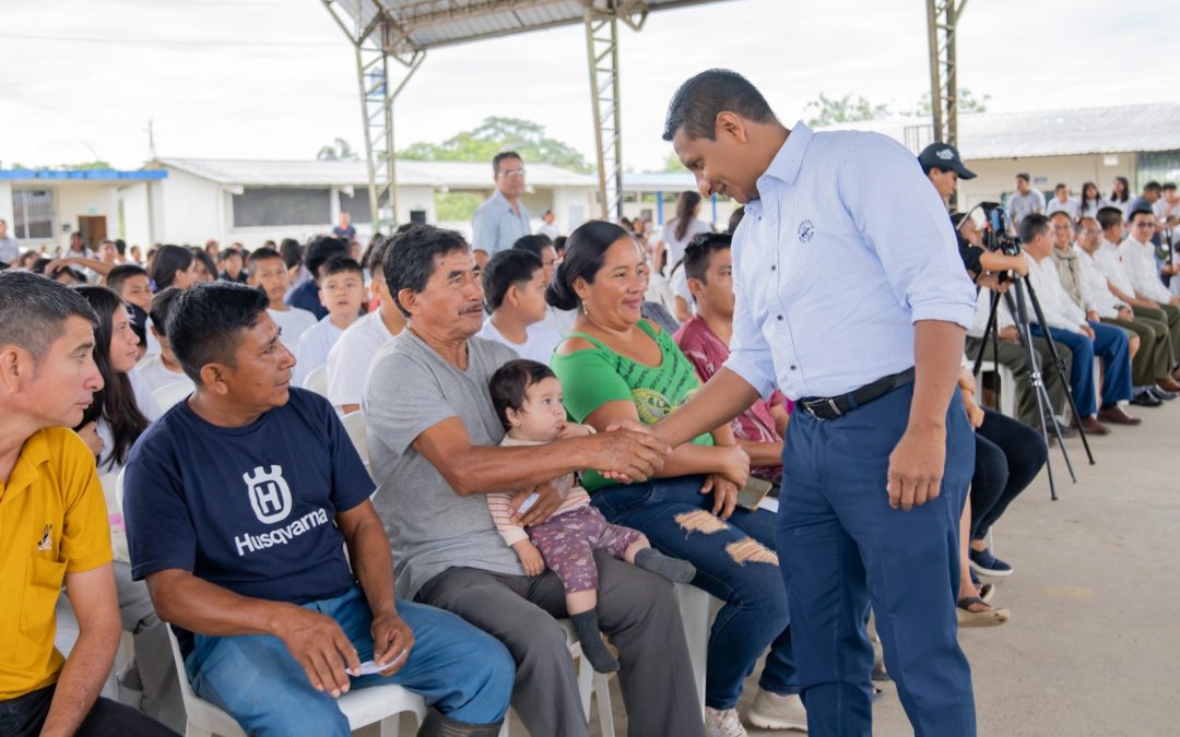 Comunidad educativa recibe batería sanitaria.