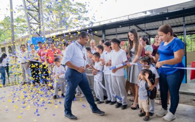 Niños de la escuela 24 de mayo, cuentan con comedor escolar.