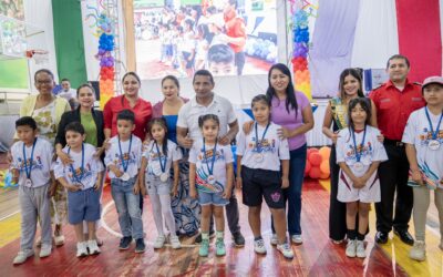 Niños y jóvenes participan en cursos vacacionales.