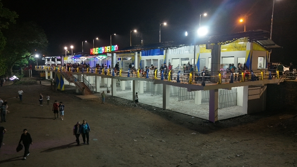 Malecón del río un lugar para el turismo y comercio.