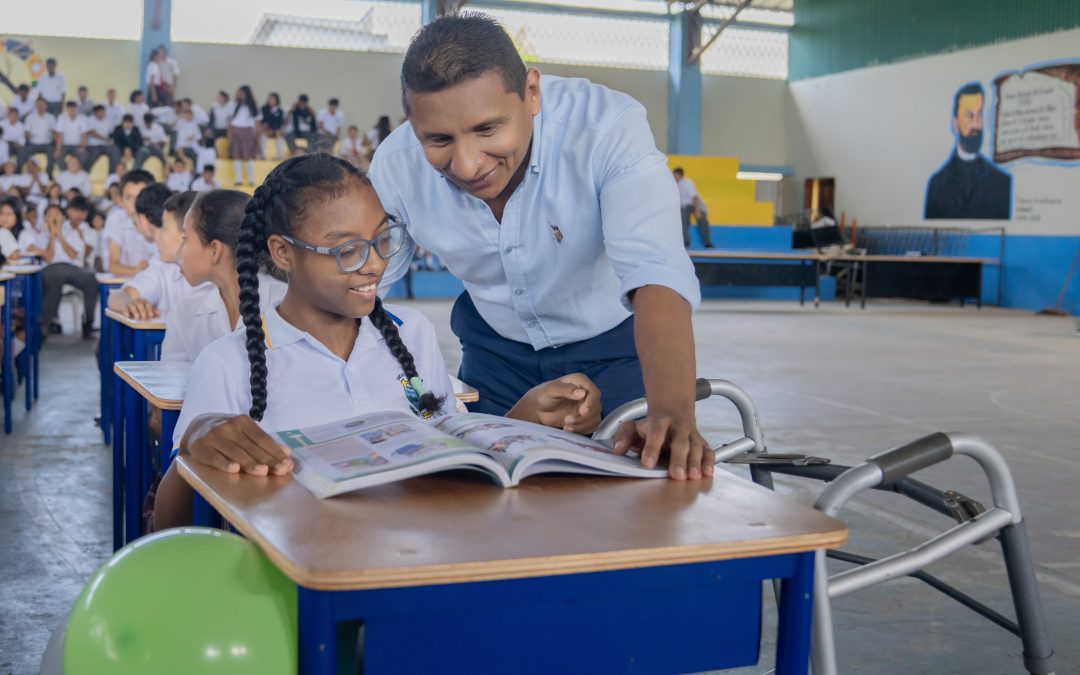 Estudiantes de planteles locales, reciben mobiliario.