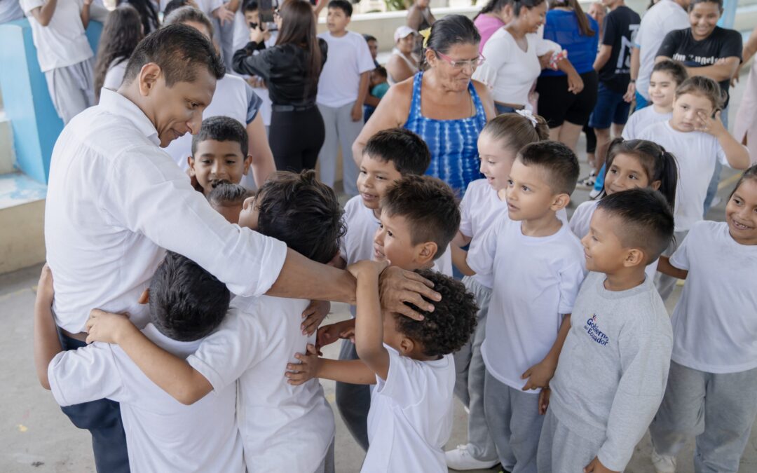Aulas y espacio recreativo en escuela 20 de Junio.